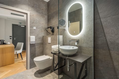 Deluxe Double Room, Balcony, Garden View | Bathroom | Shower, hair dryer, towels, soap