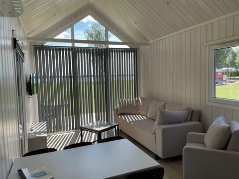 Deluxe Cabin | Living area