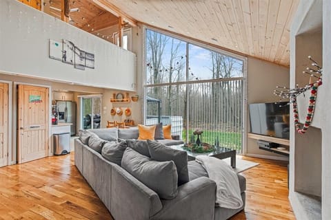 Cottage, 2 Bedrooms | Living area | Smart TV