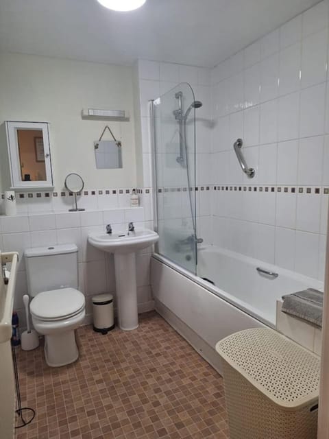 Apartment | Bathroom | Combined shower/tub, deep soaking tub, free toiletries, hair dryer