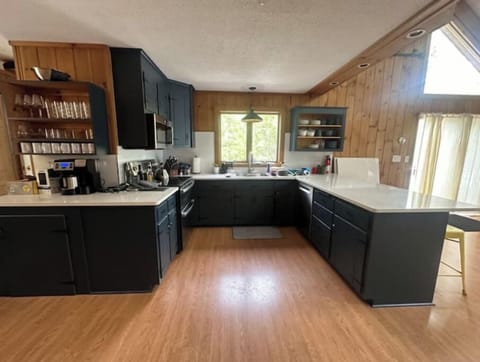 Equipped Kitchen with new appliances, coffee station