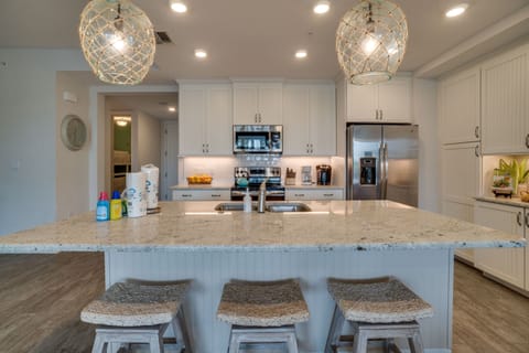 Enjoy your breakfast at the kitchen bar