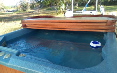 5 person jacuzzi, hot & ready!