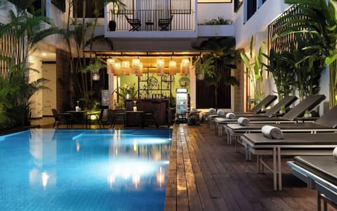 Poolside bar