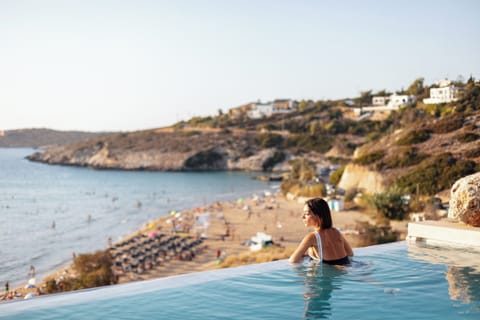 The outdoor oasis of this villa features a stunning 90 sqm infinity pool that seamlessly blends with the horizon