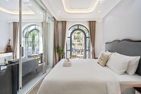 Premier Suite Balcony - Street View | Free WiFi, bed sheets