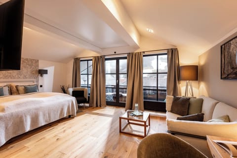 Gallery Room | Desk, laptop workspace, blackout drapes, rollaway beds