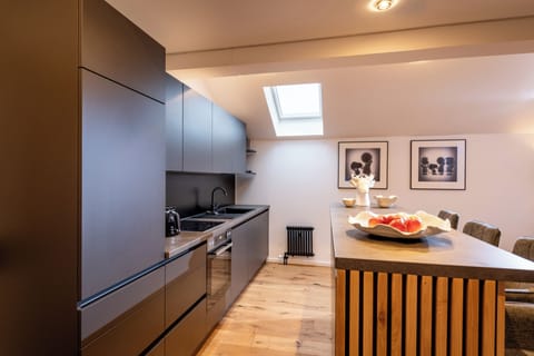 Gallery Room | Desk, laptop workspace, blackout drapes, rollaway beds