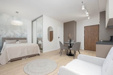 A bright bedroom with a large double bed and soft beige tones. The space is calm and inviting, ideal for rest and relaxation.