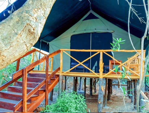 Deluxe Tent | Desk, laptop workspace