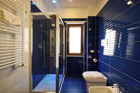 Comfort Triple Room, Private Bathroom | Bathroom | Shower, free toiletries, hair dryer, towels