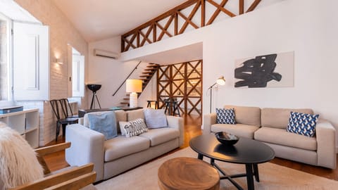 The perfect living room, with comfortable sofas for a relaxing experience, where you listen to some music, watch your favorite shows, or read a book #lovely #comfort #portugal #pt #lisbon