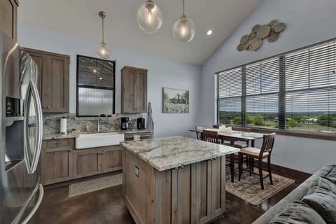 House, 1 King Bed with Sofa bed, Hot Tub (2037 W US 290 Guest) | Interior