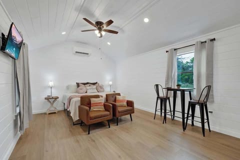Cottage, 1 King Bed, Patio (1246 Cherry Mtn Loop) | 1 bedroom, individually decorated, individually furnished, bed sheets