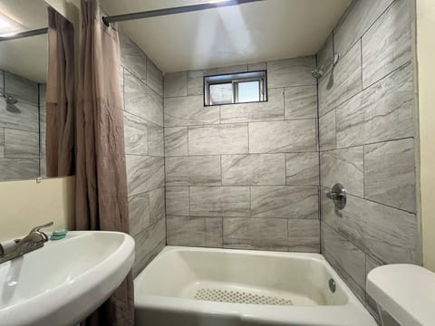 Standard Single Room | Bathroom | Towels, soap, shampoo, toilet paper