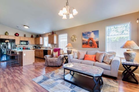 House, Multiple Beds, Pool Access, City View (Palmen Maricopa) | Living area