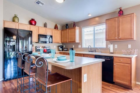 House, Multiple Beds, Pool Access, City View (Palmen Maricopa) | Private kitchen | Coffee/tea maker