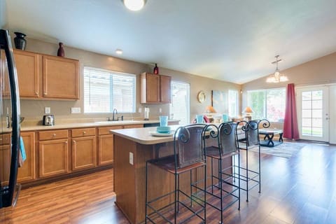 House, Multiple Beds, Pool Access, City View (Palmen Maricopa) | Private kitchen | Coffee/tea maker