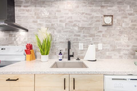 House, 1 Queen Bed, Patio, City View (Washington Chandler) | Private kitchen | Coffee/tea maker