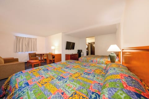 2 King Bed | Desk, iron/ironing board, free WiFi, bed sheets