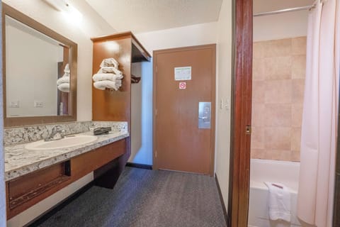 2 King Bed | Bathroom | Free toiletries, towels