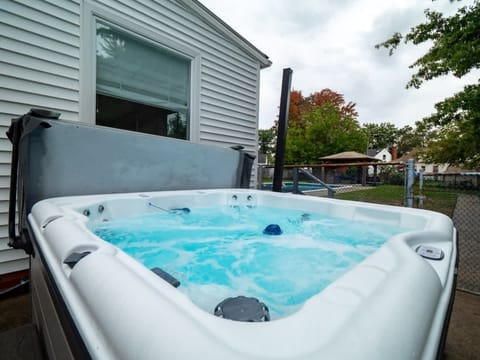 Nothing beats relaxing in the hot tub on a beautiful day ♂️ #outdoor #swimmingpool #leisurecentre #jacuzzi ♨️