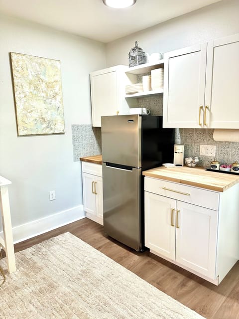 Kitchenette equipped with small appliances to meet all your cooking needs!