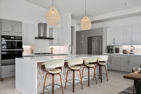 Barstool seating for 4 around the kitchen