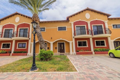 Beautiful Gold Coast Gem ~ Pools ~ Tennis ~ Gym! (21694)