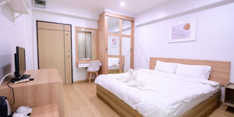 Deluxe Double Room | Desk, free WiFi, bed sheets
