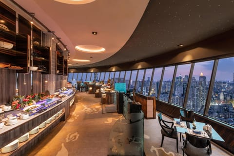 10 restaurants; breakfast, lunch, dinner, and brunch served