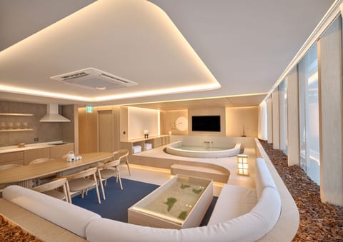Grand City Spa Suite | Private kitchen | Mini-fridge, microwave, cookware/dishes/utensils