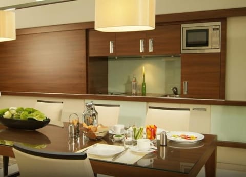 Executive Suite | Hypo-allergenic bedding, desk, iron/ironing board, travel crib