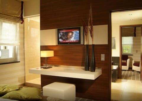 Business Suite | Hypo-allergenic bedding, desk, iron/ironing board, travel crib