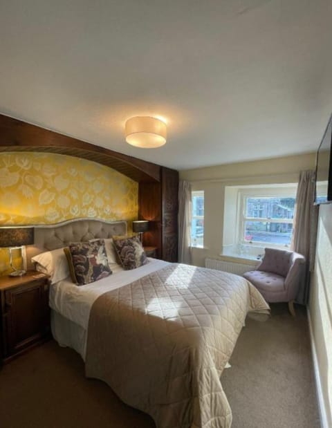 Iron/ironing board, bed sheets