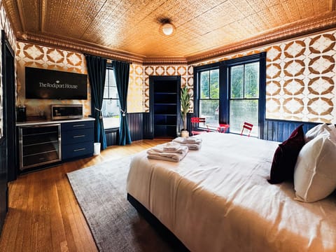 Superior Room, 1 King Bed, Non Smoking, Microwave | Iron/ironing board, free WiFi, bed sheets