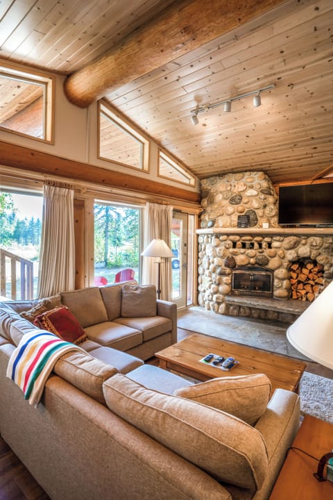 Luxury Cabin, 1 King Bed, Mountain View | Living area | 1-inch LCD TV with satellite channels, printers