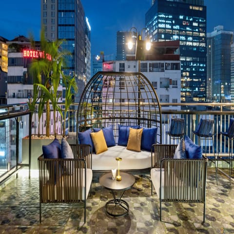 2 bars/lounges