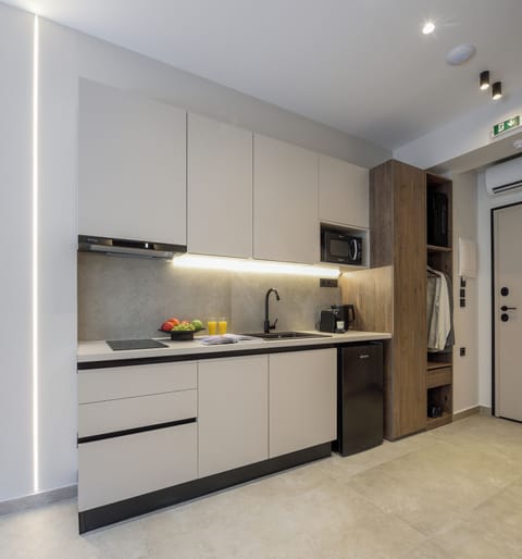 Luxury Suite, Non Smoking, Kitchen | Private kitchen | Mini-fridge, microwave, stovetop, espresso maker