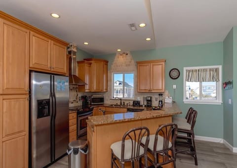 Kitchen with Eat-In Bar