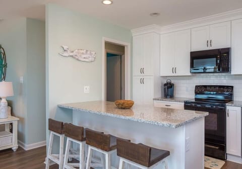 Kitchen with Eat-In Bar