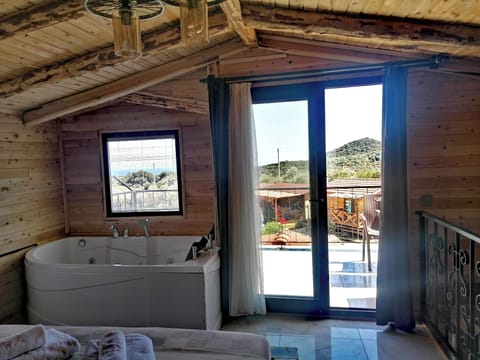 Luxury Suite | Free WiFi, bed sheets