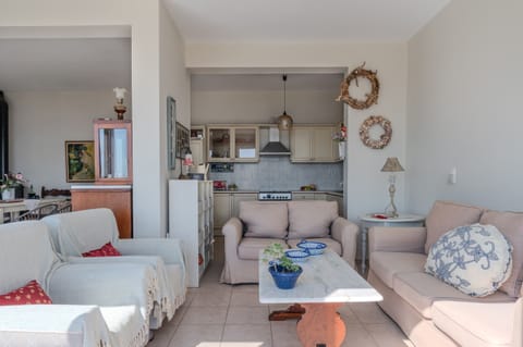 Gallery House,near beach,shared pool, South Crete, Living room