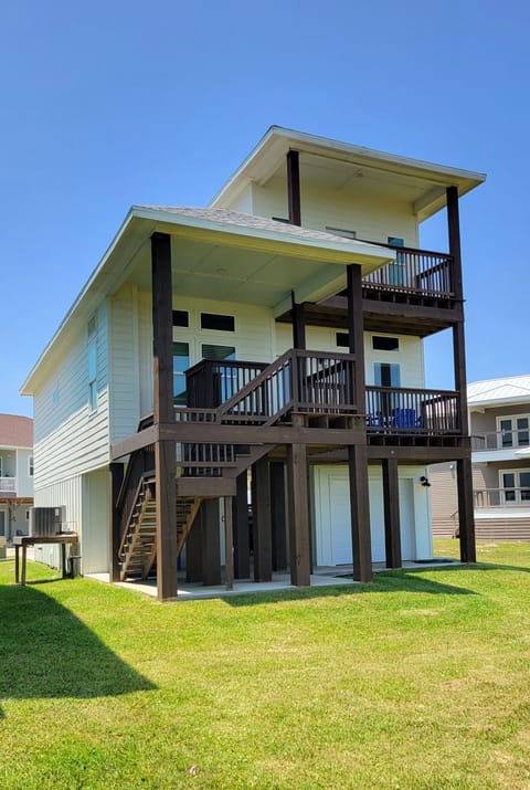 Welcome to the Hidden Pearl--a 4 BR/3 Bath house just 5 minutes from the beach!