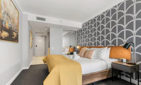 Clean and comfy bed (Queen size)