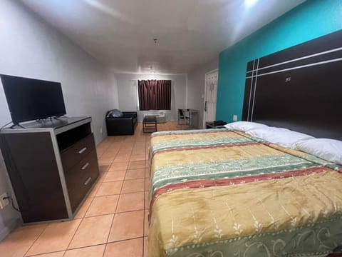 Single Room, 1 King Bed, Smoking | Desk, free WiFi