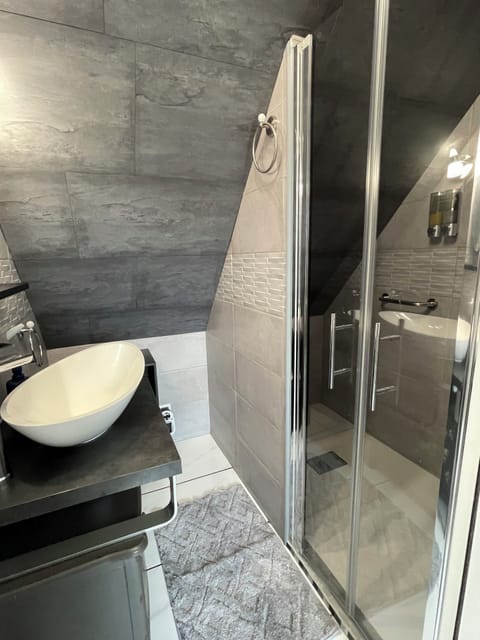 "ZEN" Double Comfort | Bathroom | Shower, hair dryer, towels, soap