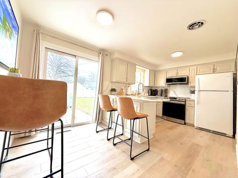 [Kitchen]
☞ Full service kitchen w/ all cooking utensils needed to construct a great dinner for family and friends