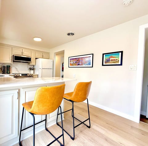 [Kitchen]
☞ Full service kitchen w/ all cooking utensils needed to construct a great dinner for family and friends