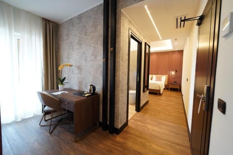 Junior Suite, Balcony | Business center